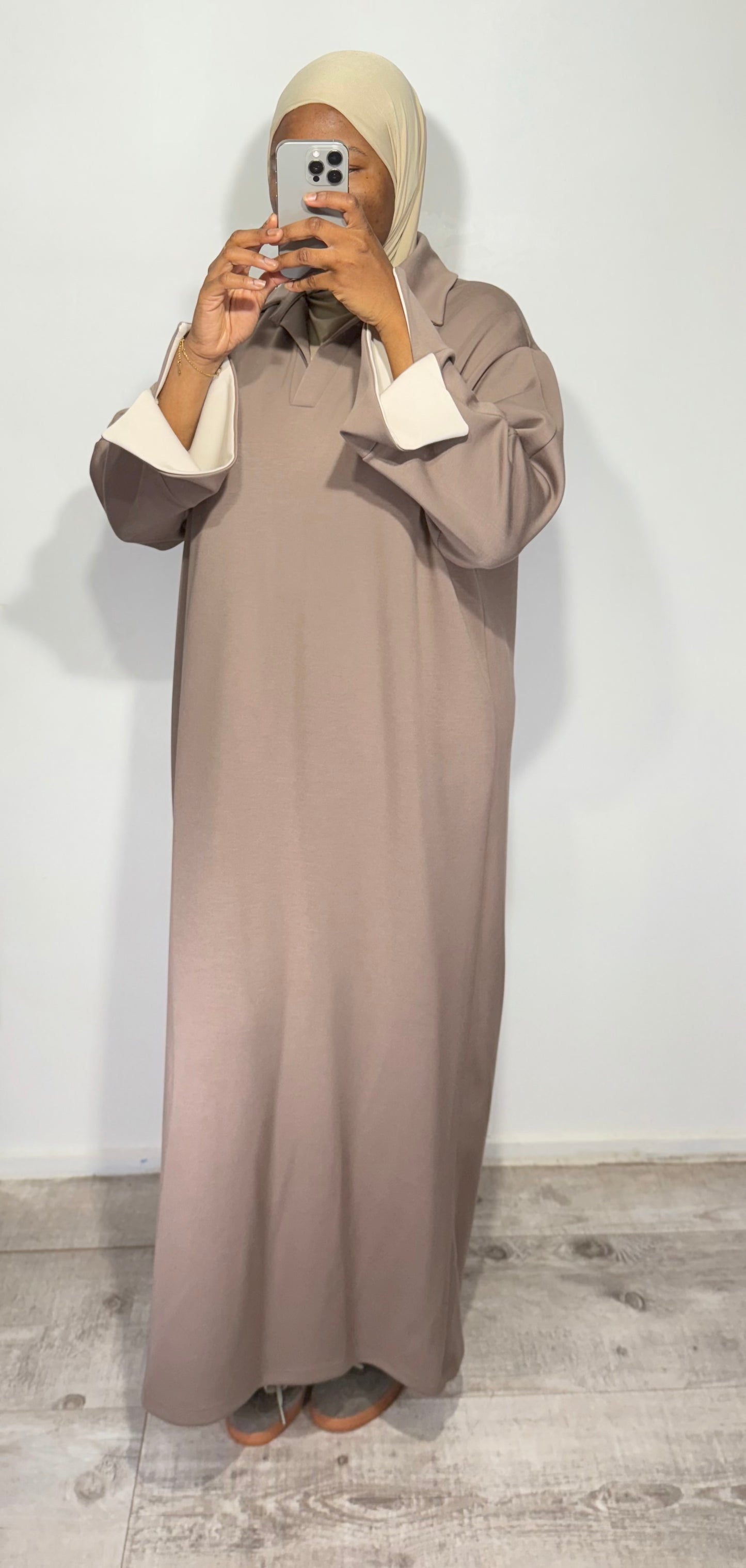 Robe col V manches retroussées – Effet sportswear chic