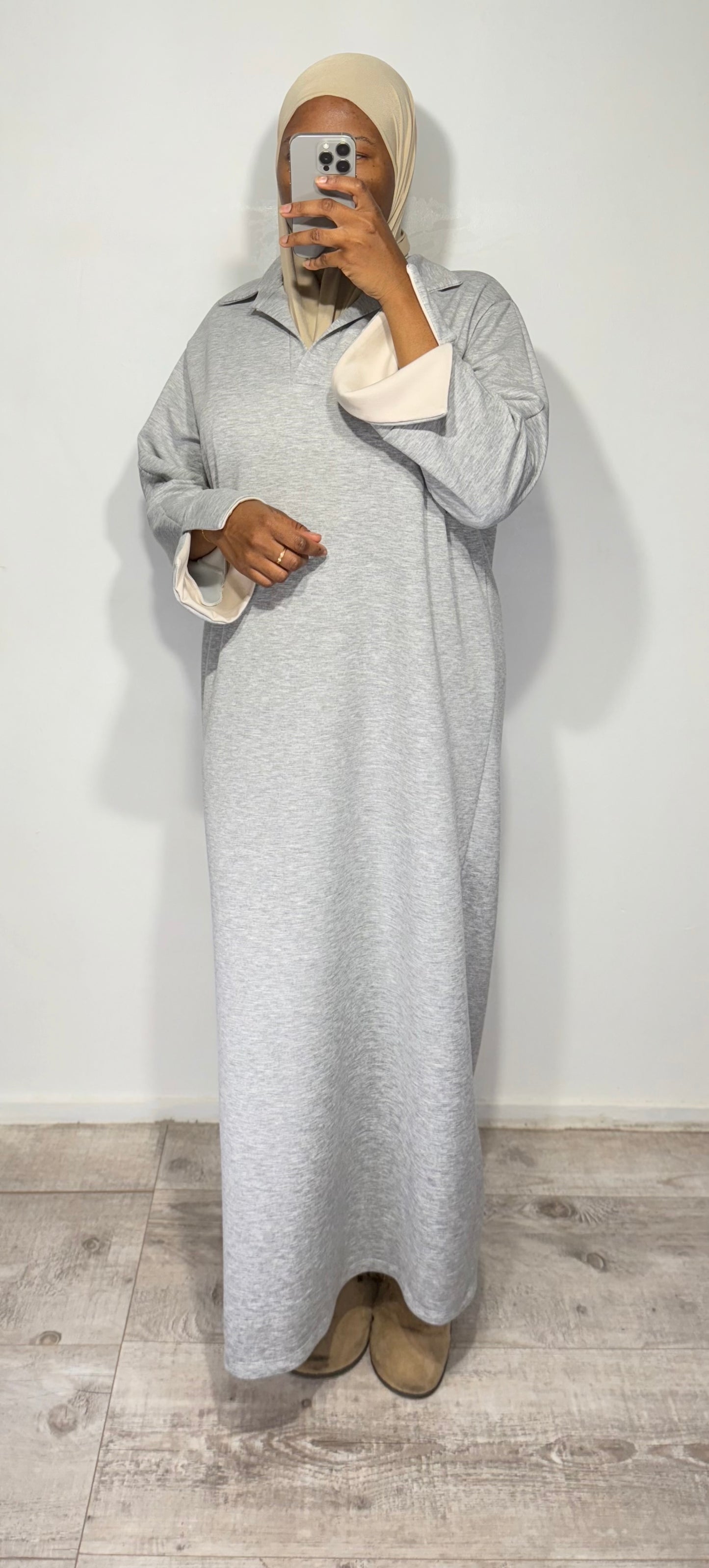 Robe col V manches retroussées – Effet sportswear chic