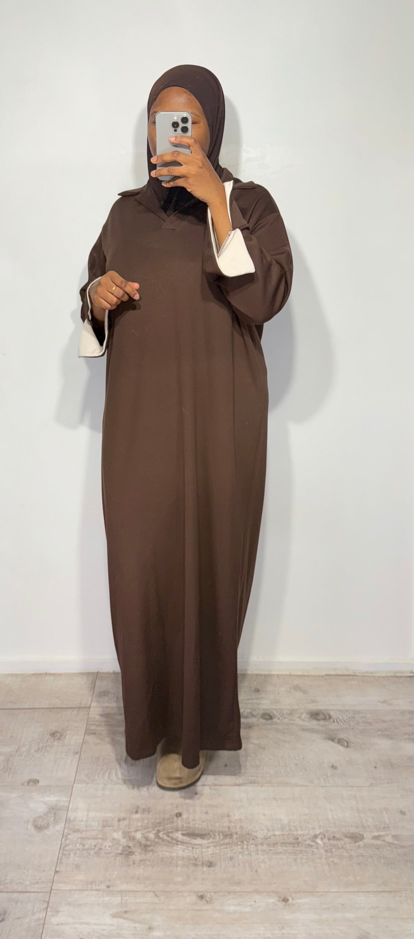 Robe col V manches retroussées – Effet sportswear chic